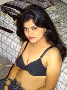Amateur indian hottie in jeans gets naked to flaunt her dishy body